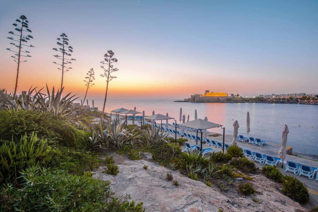 Corinthia St George'S Bay Hotel Saint Julian's Bagian luar foto Sunset at the beach