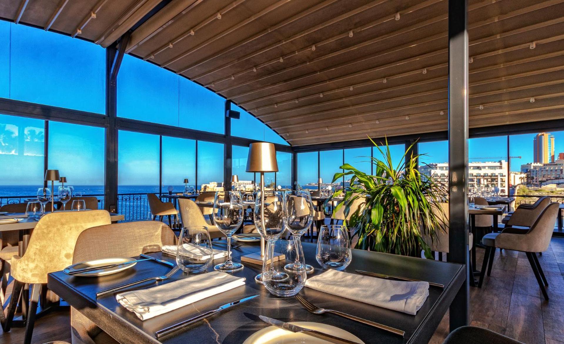 Corinthia St George'S Bay Hotel Saint Julian's Bagian luar foto The restaurant