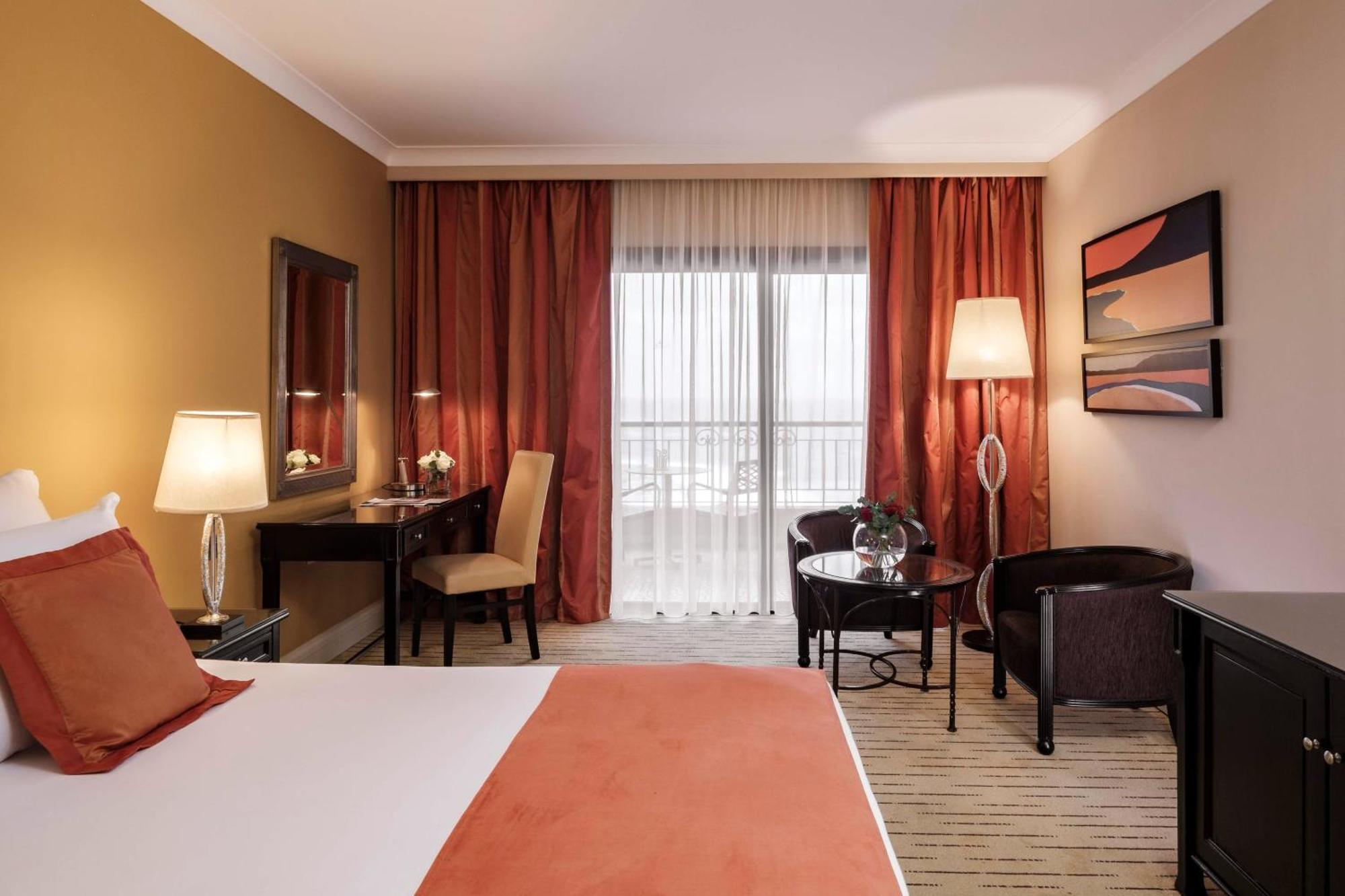 Corinthia St George'S Bay Hotel Saint Julian's Ruang foto A room at the hotel