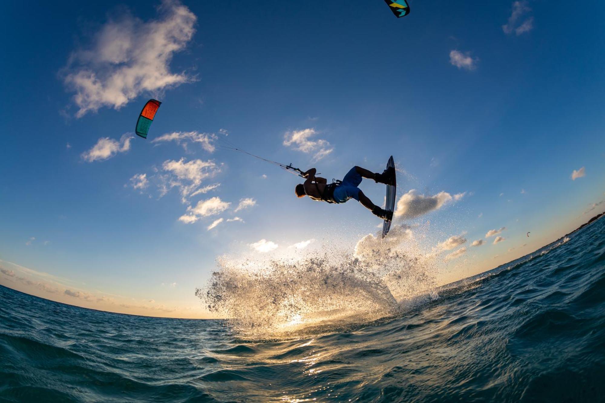 Corinthia St George'S Bay Hotel Saint Julian's Bagian luar foto Kitesurfing in La Jolla, California