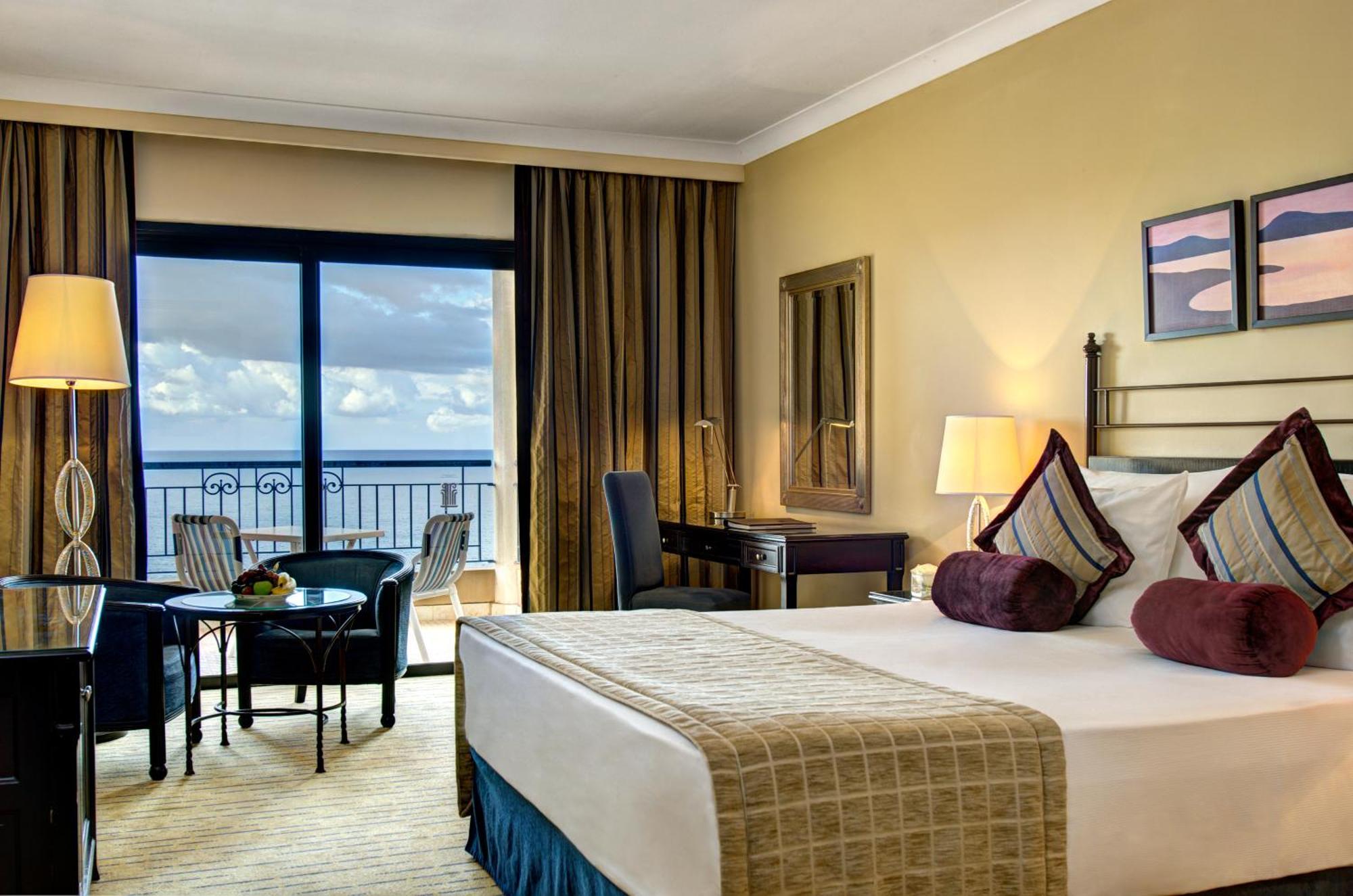 Corinthia St George'S Bay Hotel Saint Julian's Ruang foto A room at the Hilton Mauritius Resort