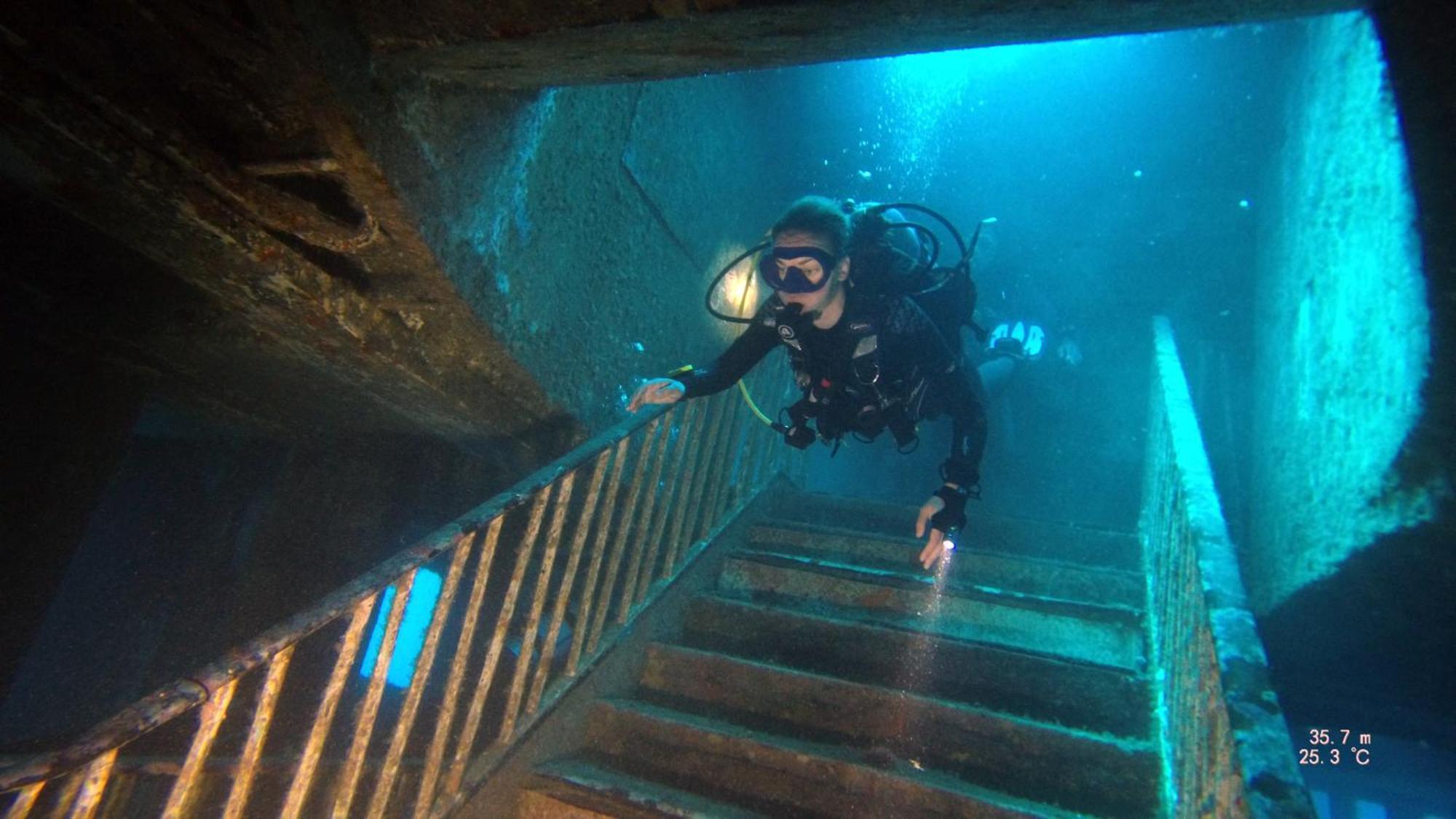 Corinthia St George'S Bay Hotel Saint Julian's Bagian luar foto A scuba diver on the staircase of the Thistlegorm