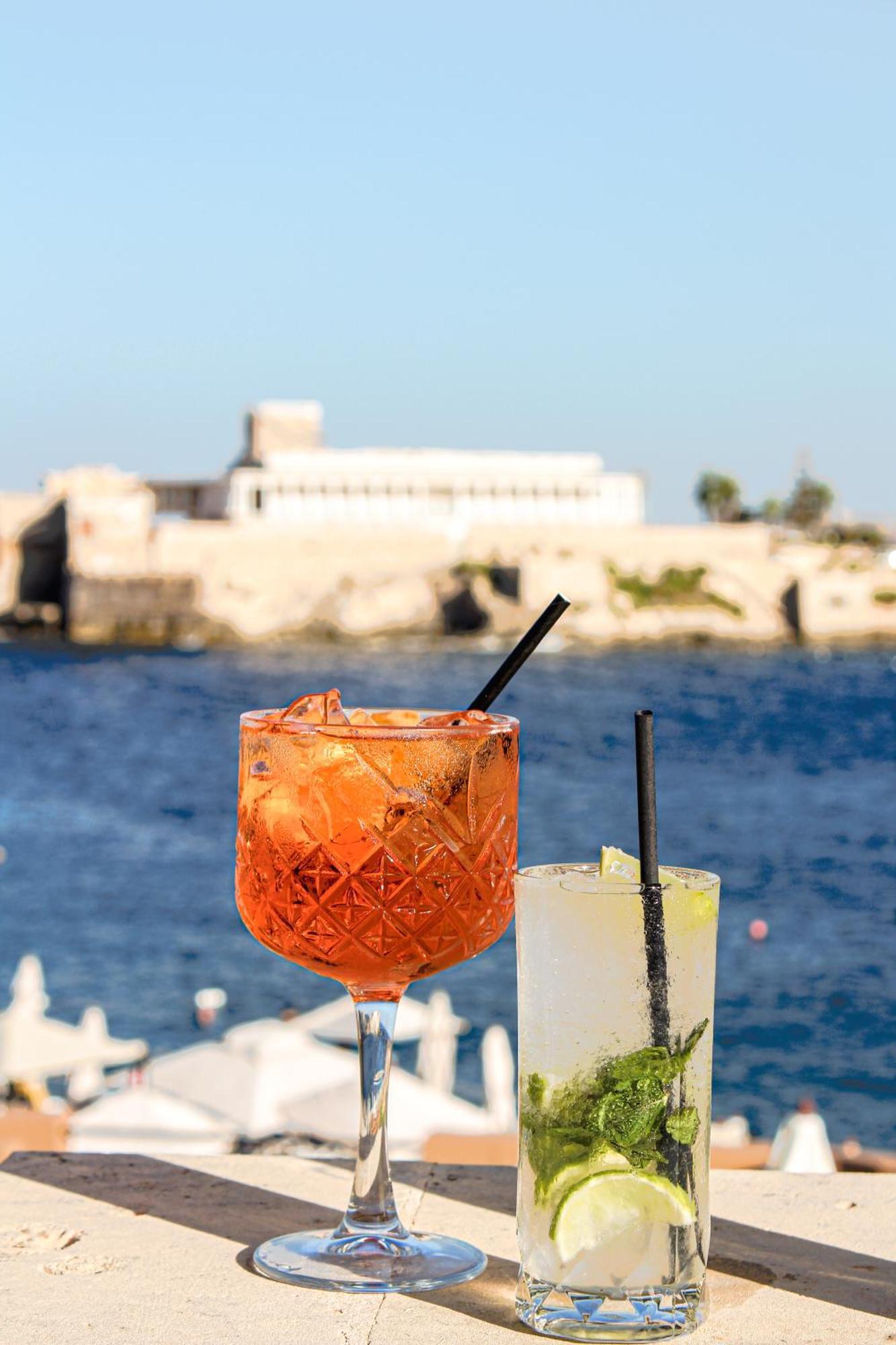 Corinthia St George'S Bay Hotel Saint Julian's Bagian luar foto Aperol Spritz
