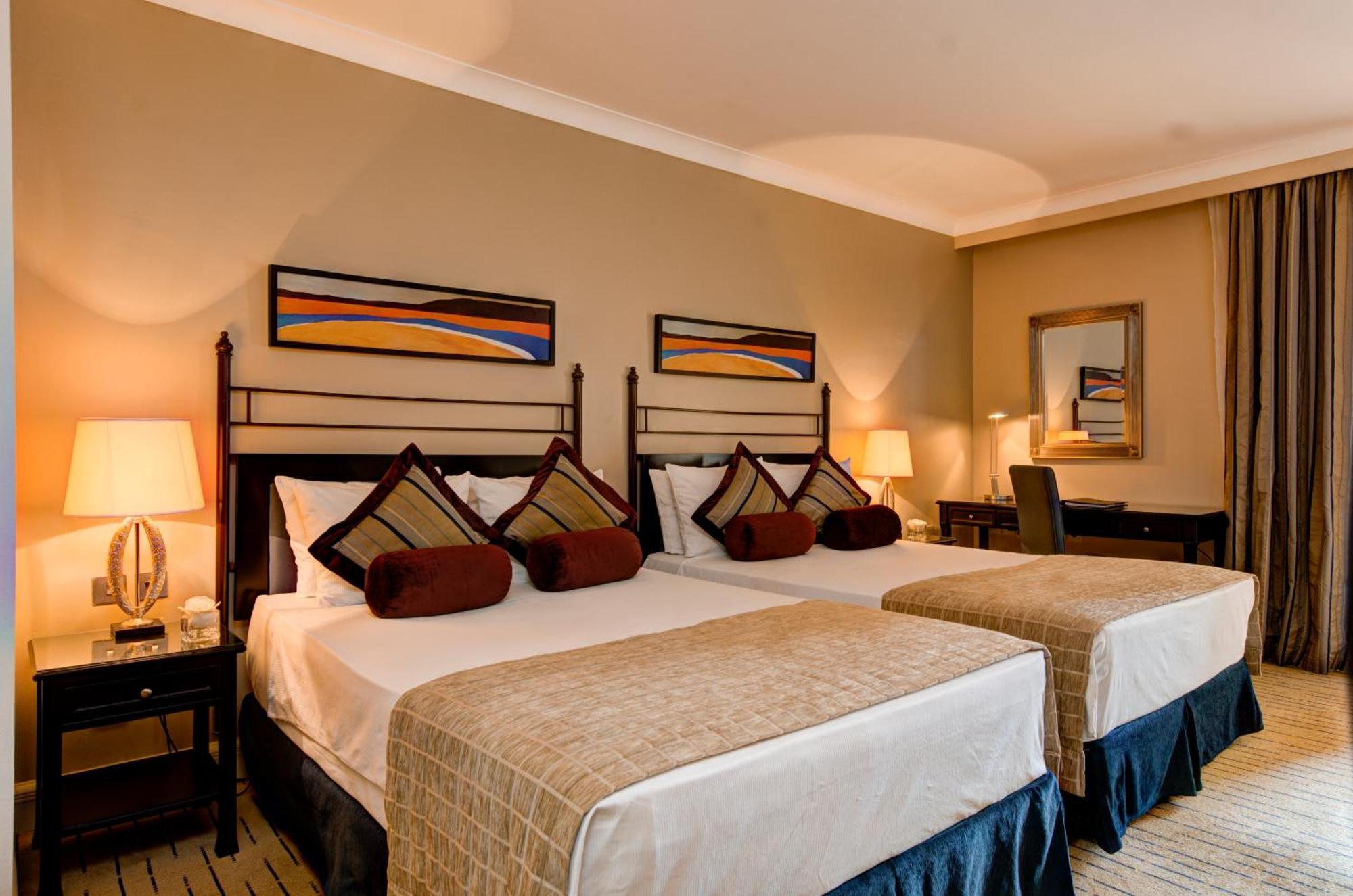 Corinthia St George'S Bay Hotel Saint Julian's Ruang foto A room at the Jumeirah Emirates Towers Hotel