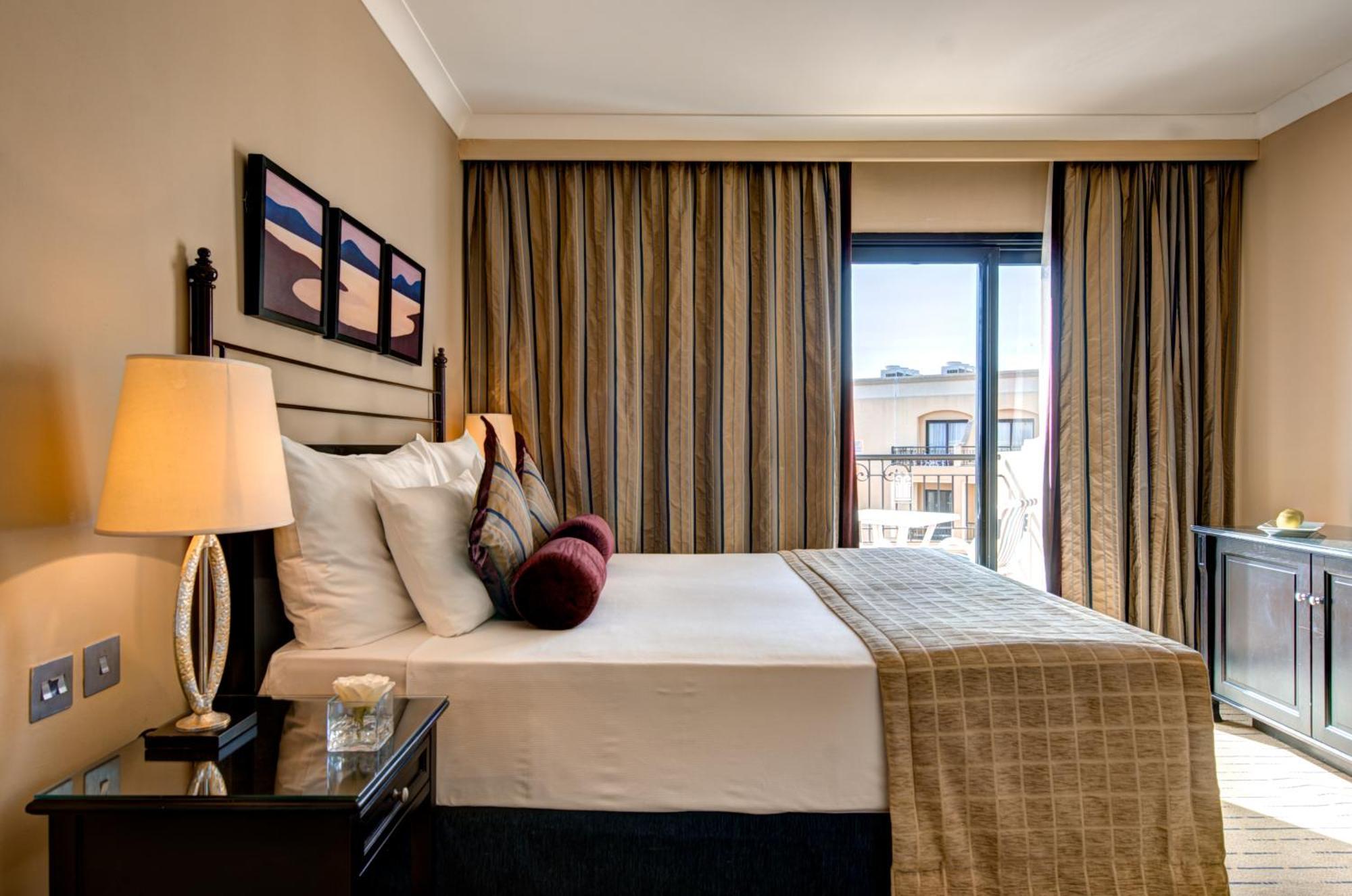 Corinthia St George'S Bay Hotel Saint Julian's Ruang foto A bedroom at the hotel