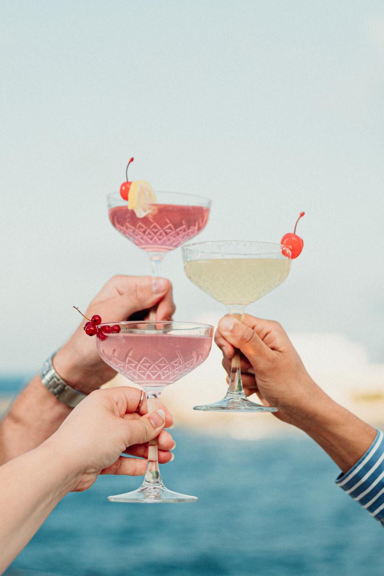 Corinthia St George'S Bay Hotel Saint Julian's Bagian luar foto A champagne cocktail (left) and a French 75 (right)