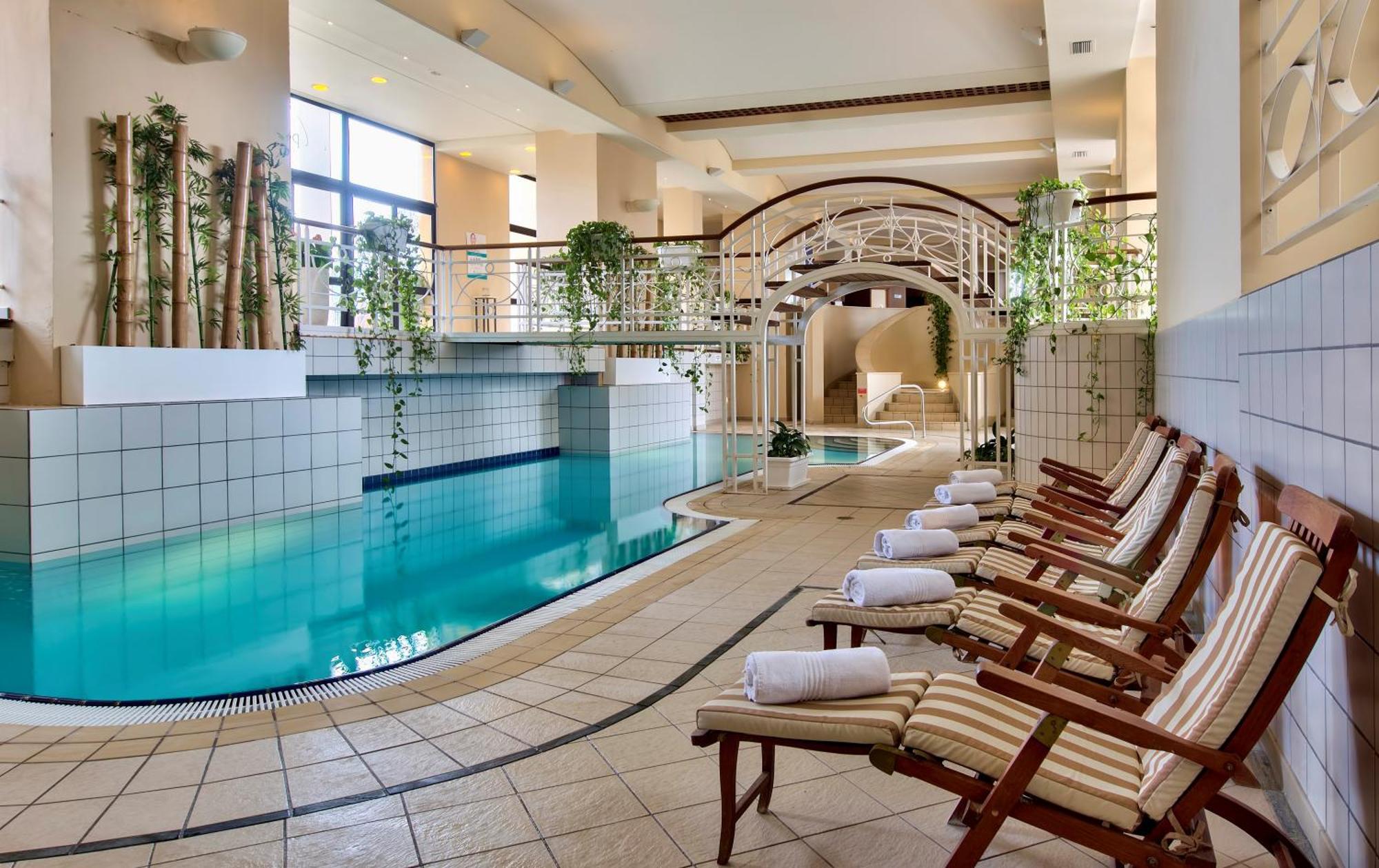 Corinthia St George'S Bay Hotel Saint Julian's Bagian luar foto The spa at the Hilton Athens