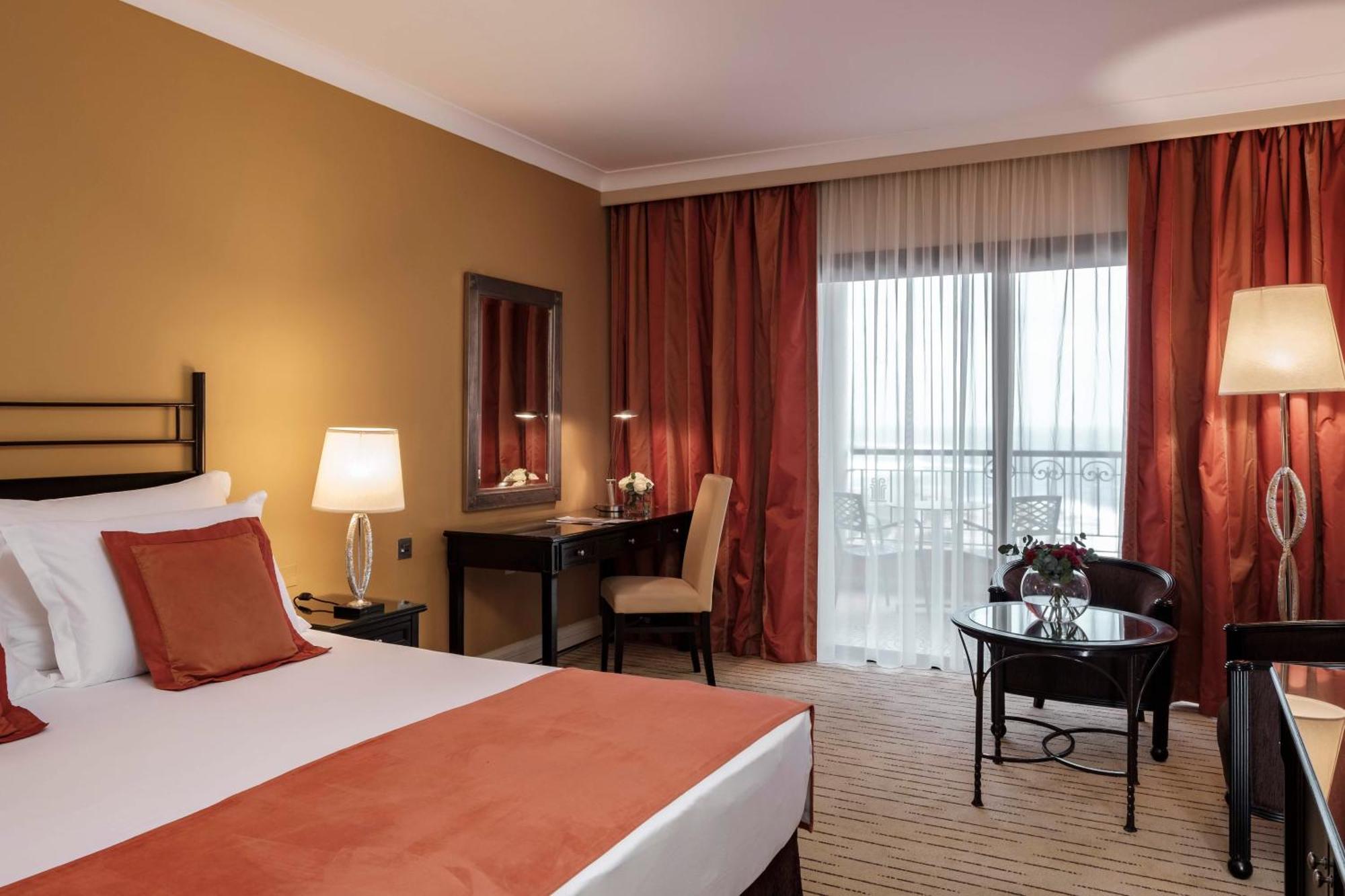Corinthia St George'S Bay Hotel Saint Julian's Ruang foto A room at the hotel