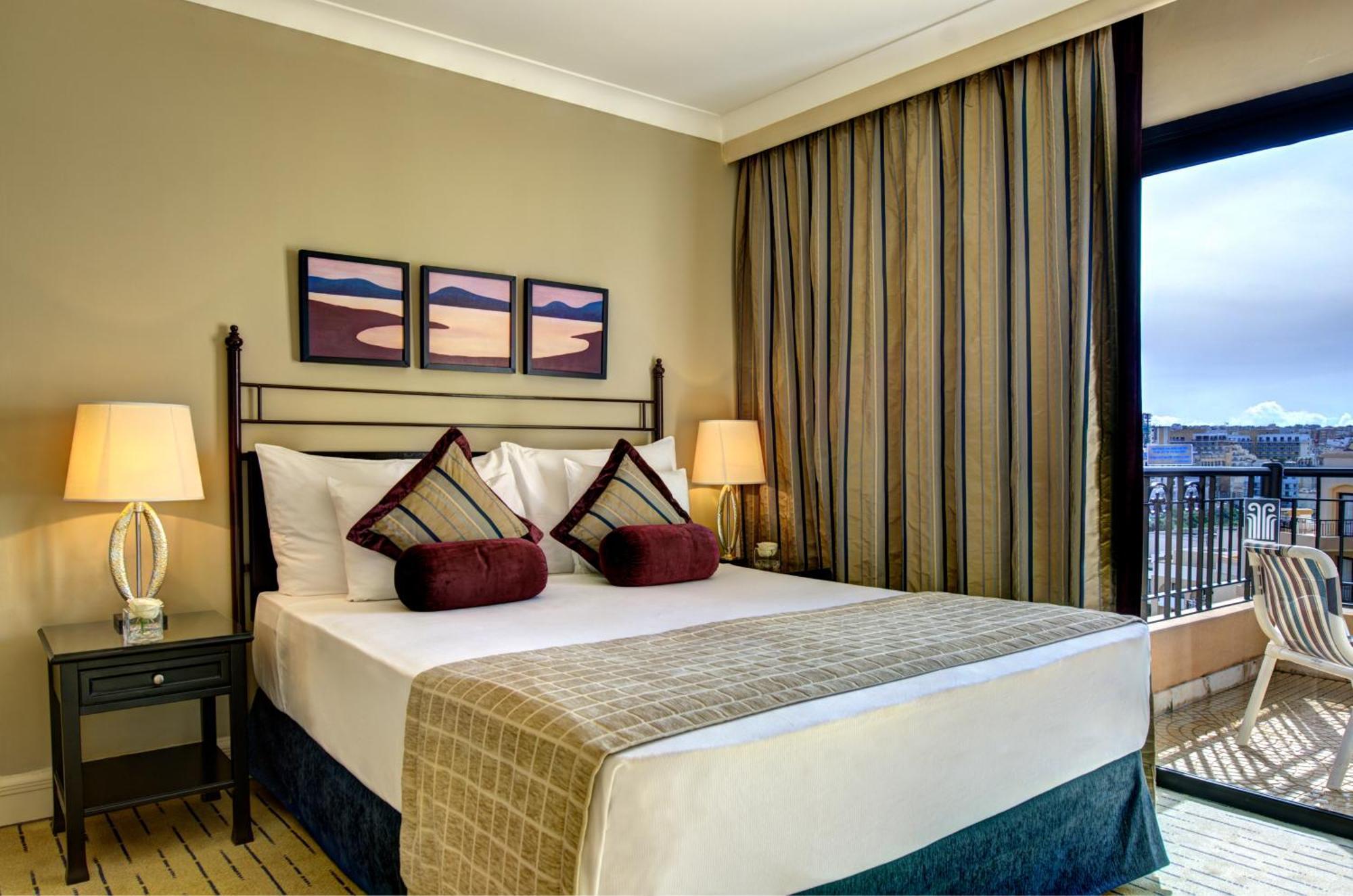 Corinthia St George'S Bay Hotel Saint Julian's Ruang foto A bedroom at the hotel