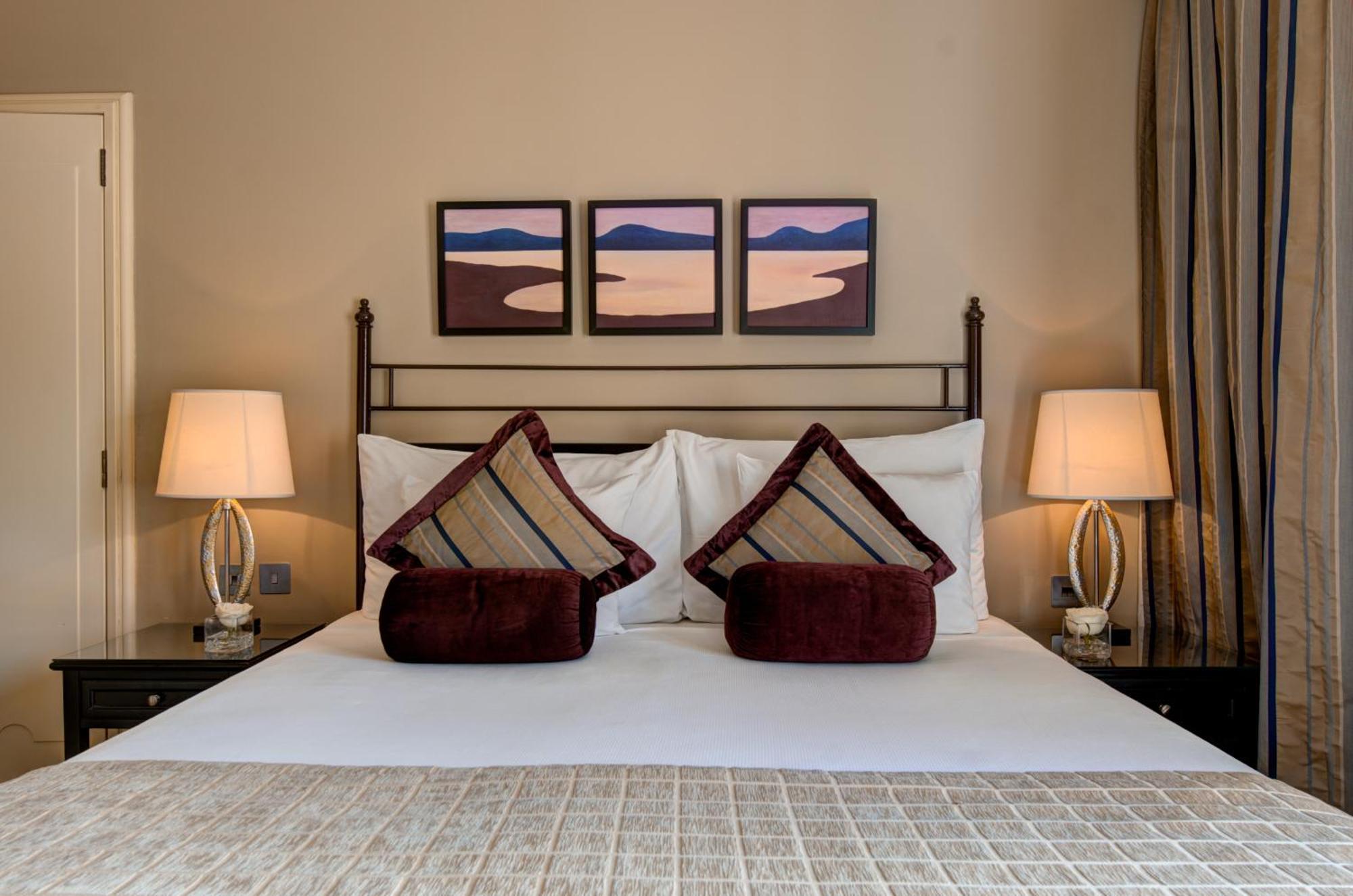 Corinthia St George'S Bay Hotel Saint Julian's Ruang foto A bedroom at the hotel
