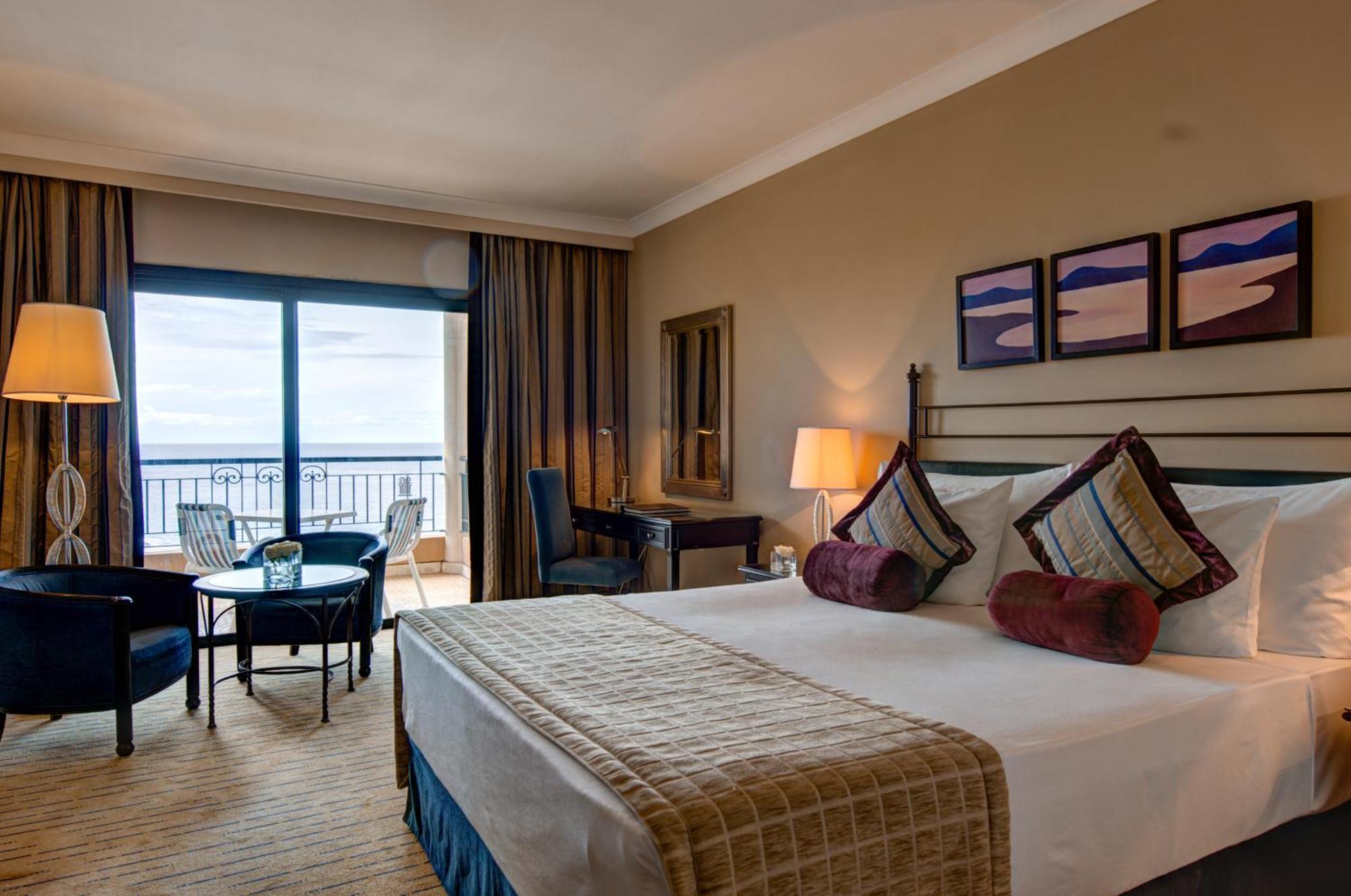 Corinthia St George'S Bay Hotel Saint Julian's Ruang foto A guest room at the hotel