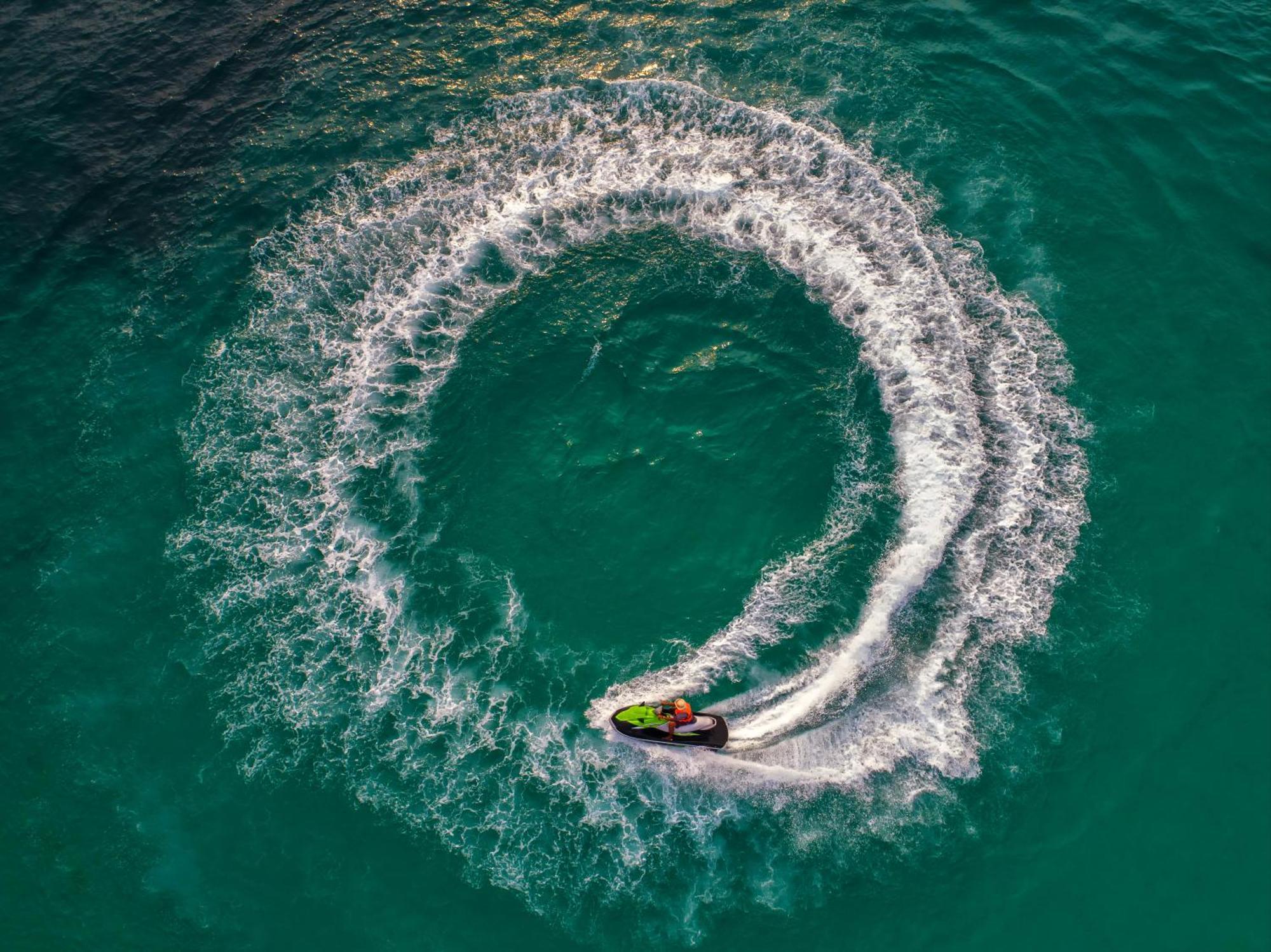 Corinthia St George'S Bay Hotel Saint Julian's Bagian luar foto Jet skiing