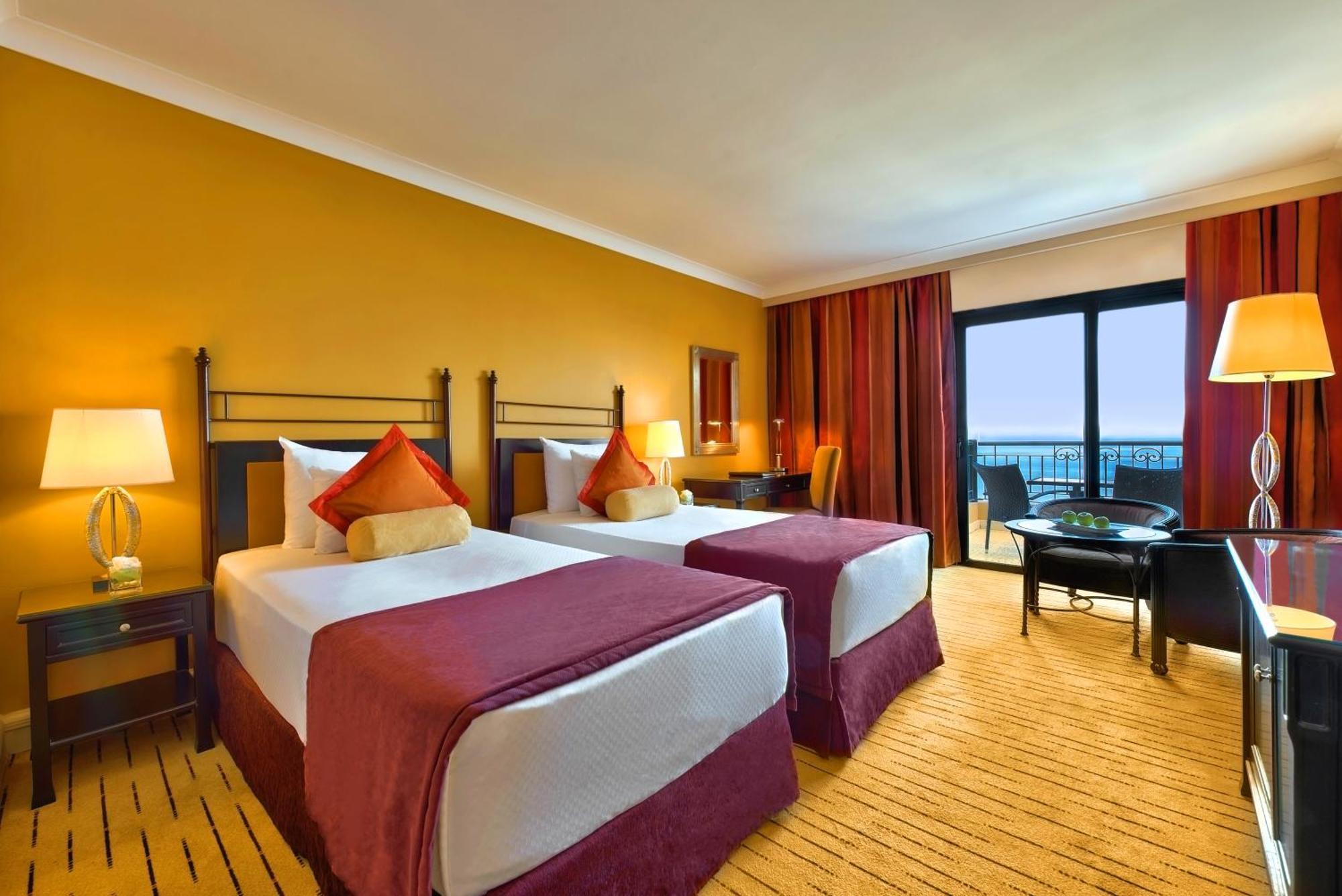 Corinthia St George'S Bay Hotel Saint Julian's Ruang foto A room at the Hilton London Heathrow