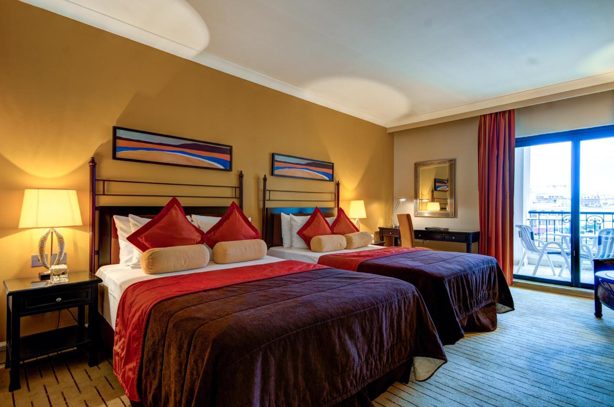 Corinthia St George'S Bay Hotel Saint Julian's Ruang foto A guest room at the hotel