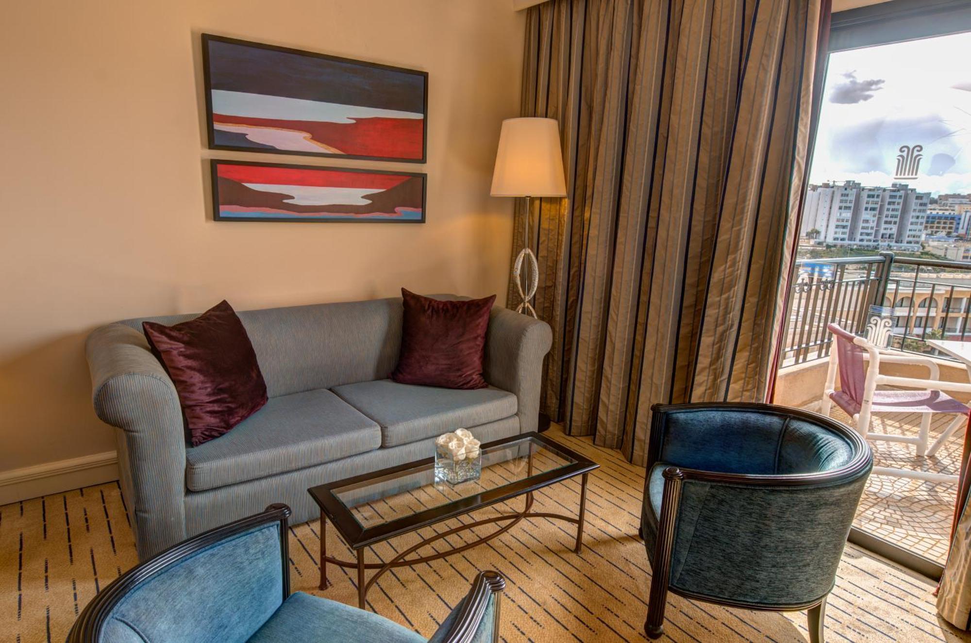 Corinthia St George'S Bay Hotel Saint Julian's Ruang foto A suite at the hotel