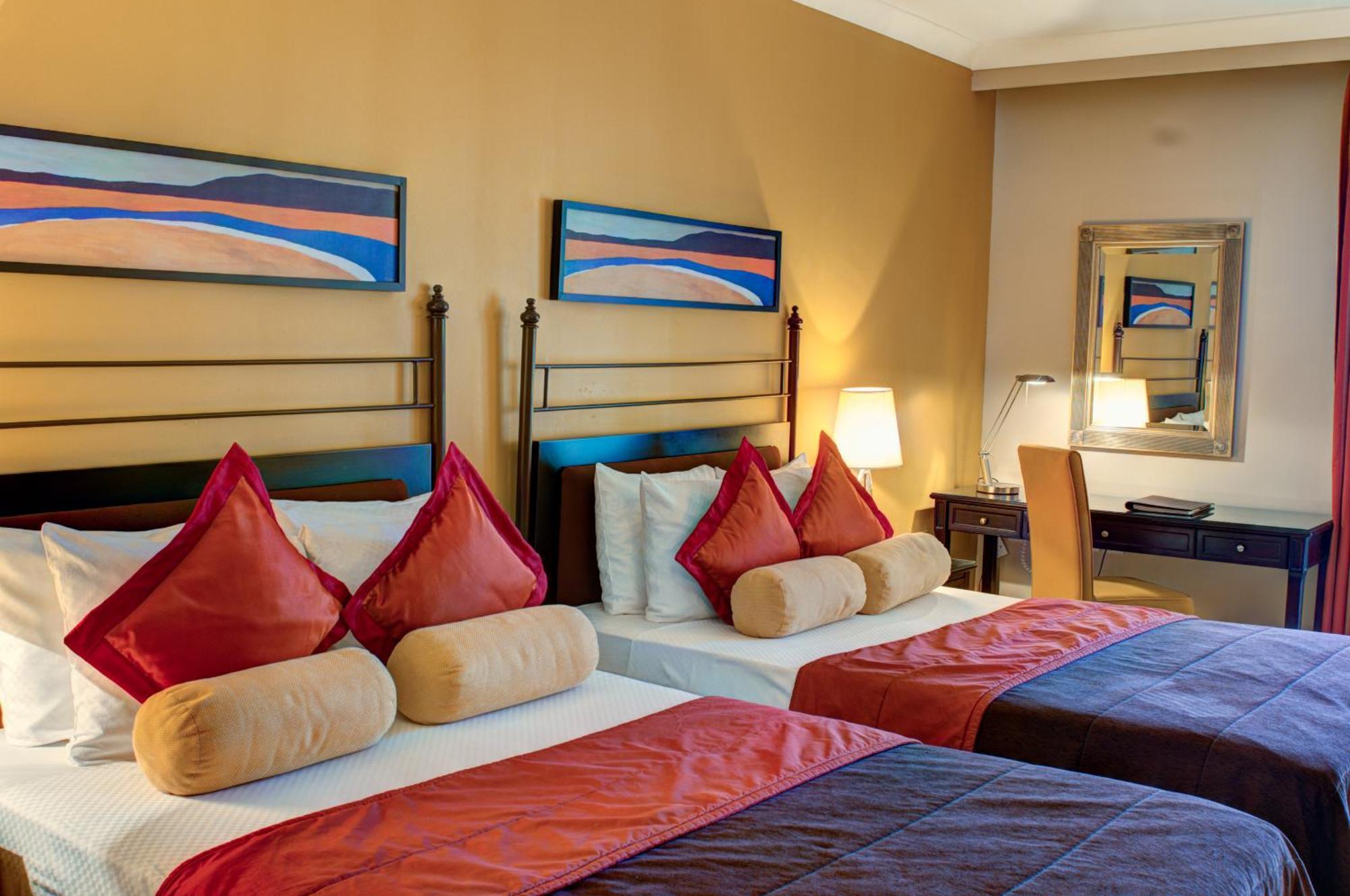 Corinthia St George'S Bay Hotel Saint Julian's Ruang foto A room at the hotel