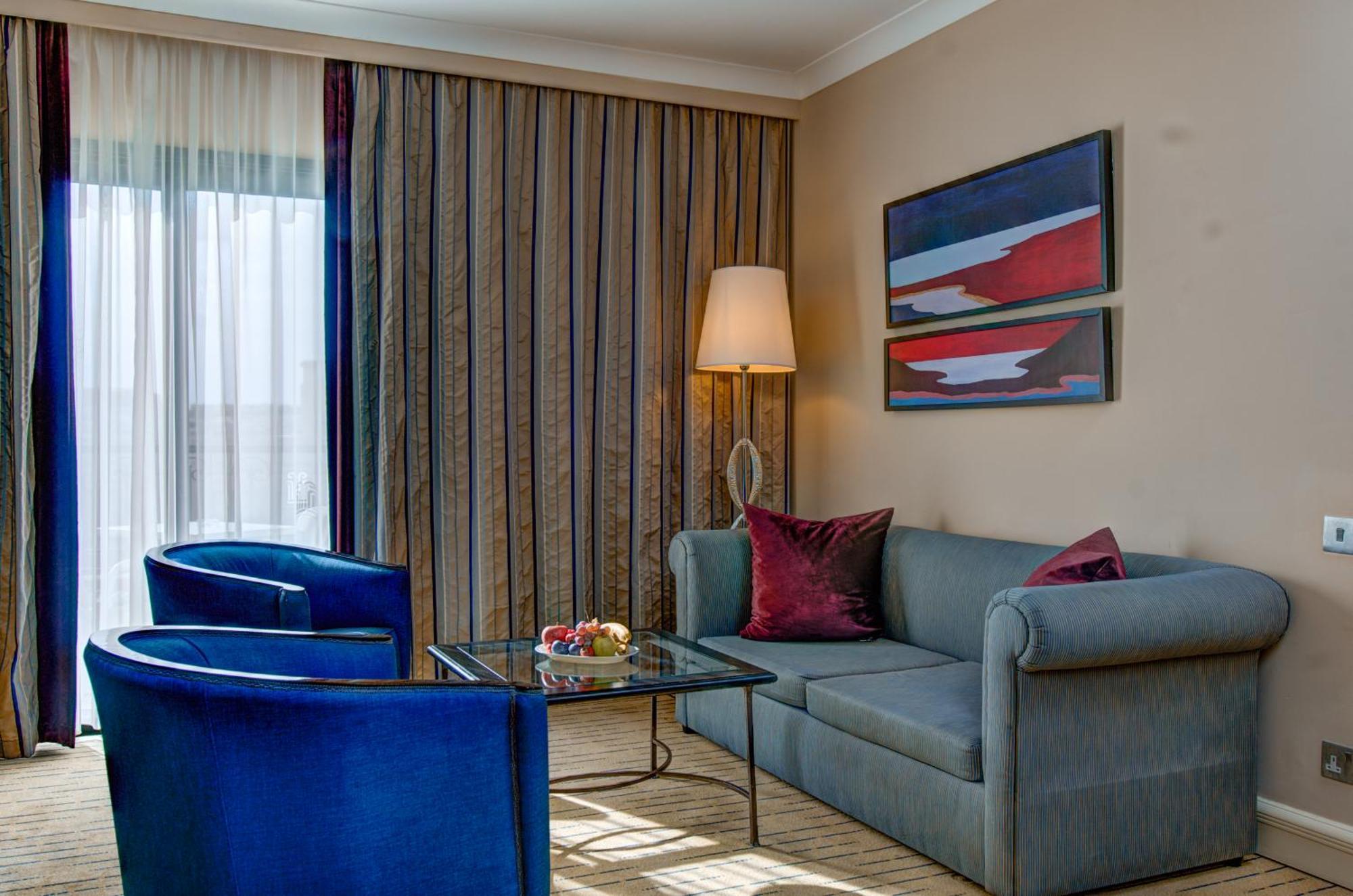Corinthia St George'S Bay Hotel Saint Julian's Ruang foto A living room at the hotel