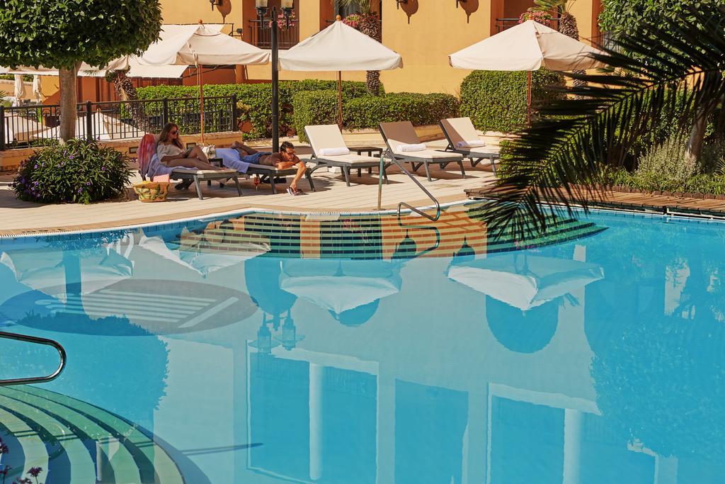 Corinthia St George'S Bay Hotel Saint Julian's Bagian luar foto A swimming pool