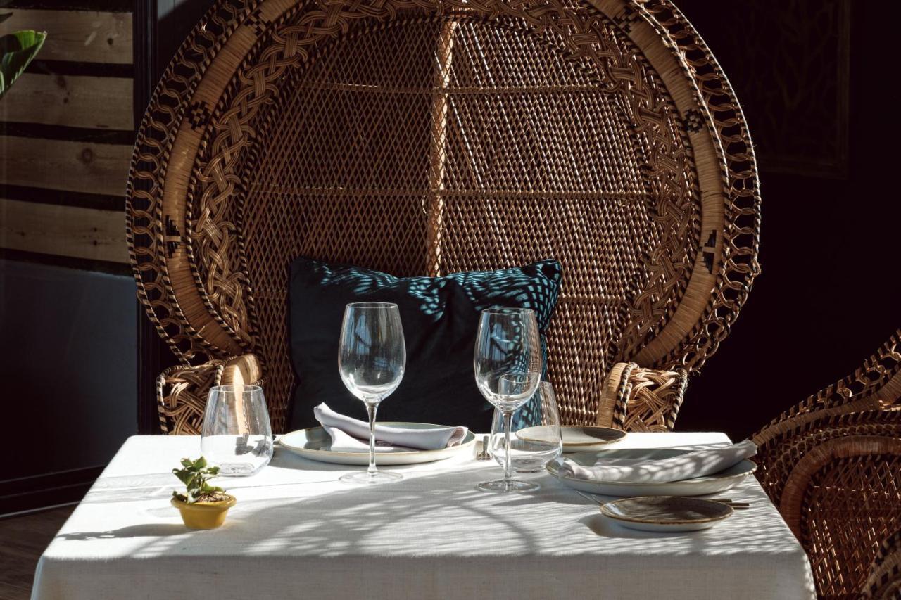 Corinthia St George'S Bay Hotel Saint Julian's Bagian luar foto A table at the restaurant