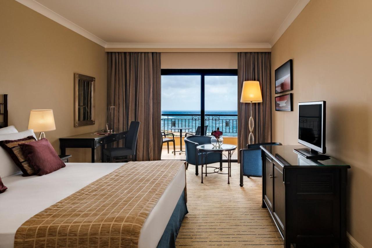 Corinthia St George'S Bay Hotel Saint Julian's Bagian luar foto A room at the Hilton Alexandria Golf Resort